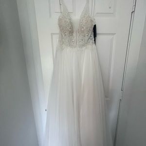 I bought it for my wedding but I ended up choosing another dress. It’s brand new